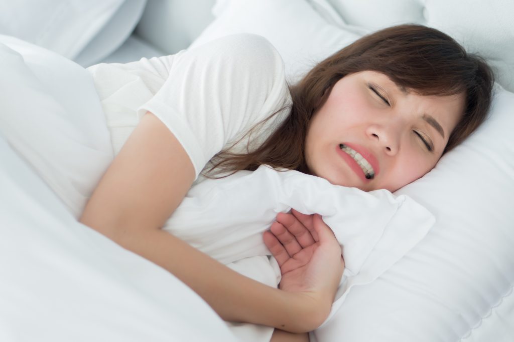 睡覺磨牙可能因咬合不正引起，需矯正