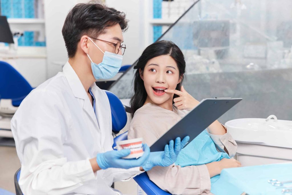 醫生在為女子洗牙後，說明牙齒狀況
