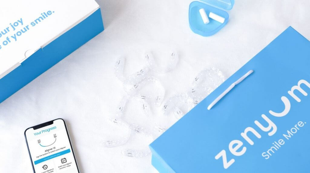 Zenyum隱形牙套與牙套盒放置在桌上。Zenyum評價？